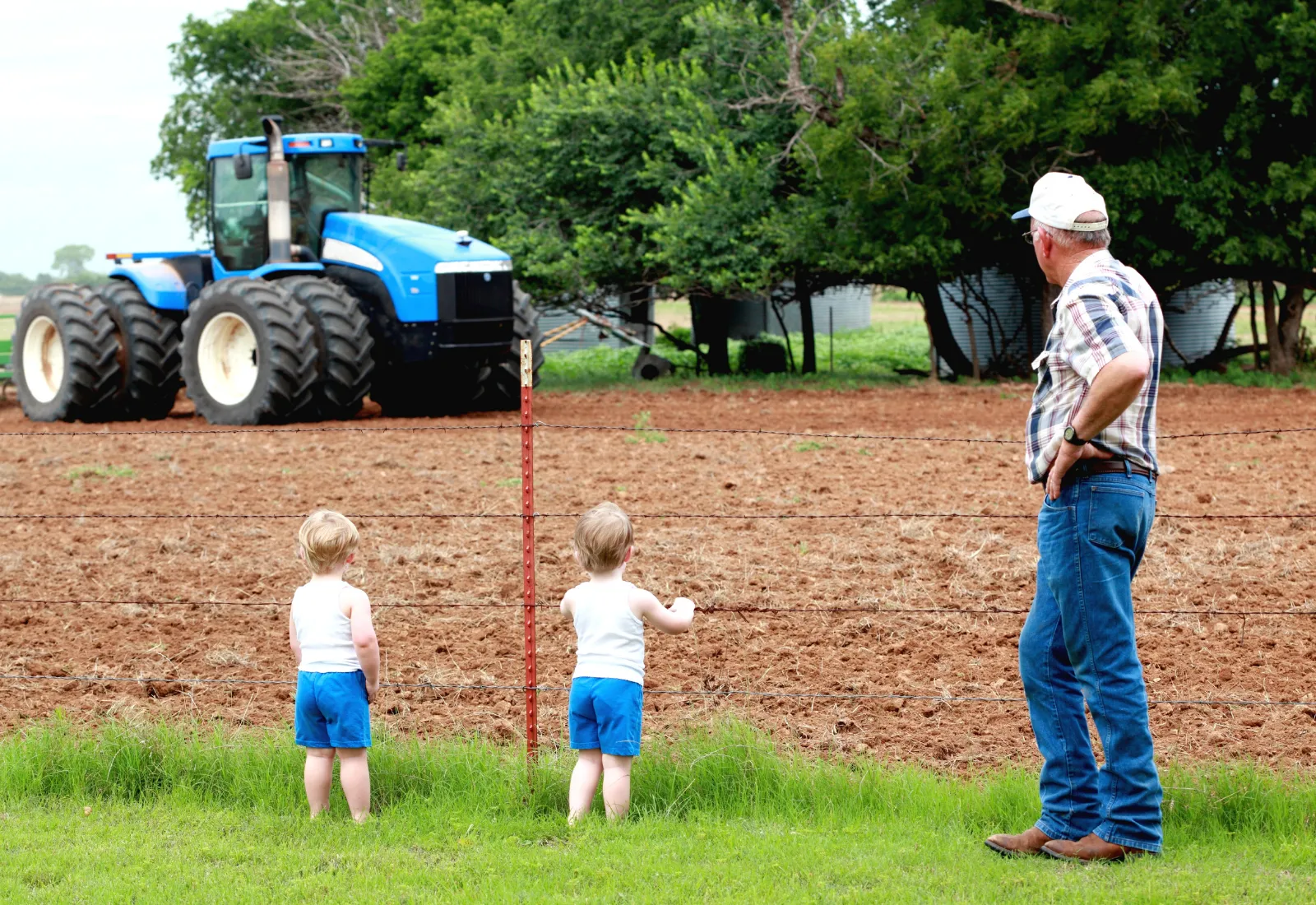 Mezőgazdasági terület, traktor és gazdasági épületek